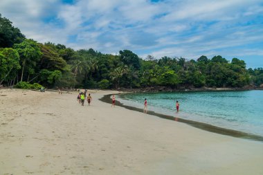Manuel Antonio, Kosta Rika - 13 Mayıs 2016: turist bir plajda içinde Milli Parkı Manuel Antonio, Kosta Rika