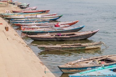 Varanasi, Hindistan - 25 Ekim 2016: Varanasi, Hindistan nehir Ganj kıyısında önde gelen küçük tekne yakınındaki Ghats (riverfront adım)