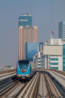 Dubai, Birleşik Arap Emirlikleri - 21 Ekim 2016: Yükseltilmiş streç Dubai metro, Birleşik Arap Emirlikleri, trende