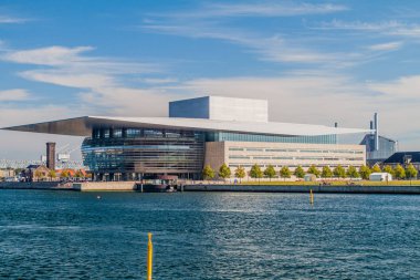 Copenhagen, Danimarka - 26 Ağustos 2016: View, yeni Kopenhag Opera House Waterfront Port Kopenhag, Danimarka