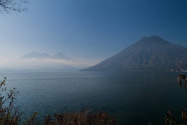 Atitlan göl ve San Pedro yanardağ, Guatemala