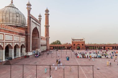 Delhi, Hindistan - 22 Ekim 2016: Courtyard Jama Mescidi Camii Delhi, Hindistan merkezinde.