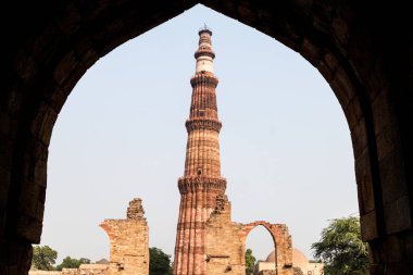 Bir kapıdan Qutub Minar minaresi görünümünü. Delhi, Hindistan.