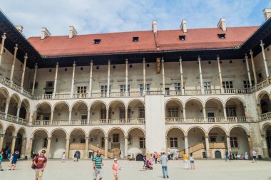 Krakow, Polonya - 3 Eylül 2016: Turist bir avlu Wawel Kalesi, Krakow, Polonya ziyaret edin