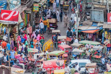 Delhi, Hindistan - 22 Ekim 2016: Sokak trafik Merkezi Delhi, Hindistan.