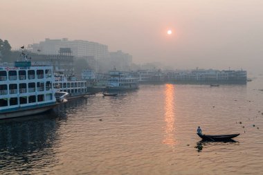 Dakka, Bangladeş - 20 Kasım 2016: Sabah puslu görünümü teknelerin Buriganga River dakka, Bangladeş