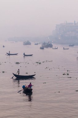 Buriganga River dakka, Bangladeş'te teknelerin sabah puslu görünümü
