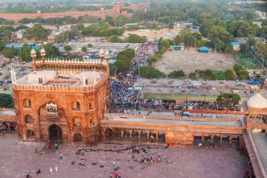 Delhi, Hindistan - 22 Ekim 2016: Courtyard Jama Mescidi Camii Delhi, Hindistan merkezinde. Kırmızı kale içinde belgili tanımlık geçmiş.
