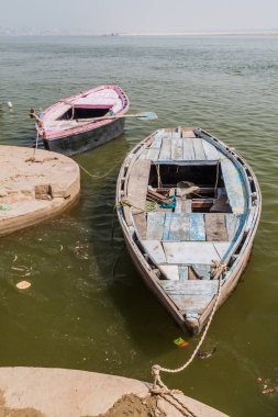 Hindistan'da Varanasi, Ganj Nehri, küçük tekne