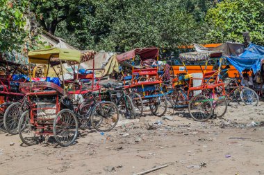 Delhi, Hindistan - 22 Ekim 2016: Grup cyclorickshaws Merkezi Delhi, Hindistan.