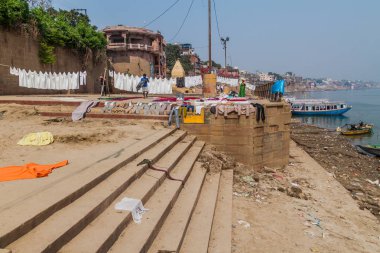Varanasi, Hindistan - 25 Ekim 2016: Görünüm, Varanasi, Hindistan nehir Ganj kıyısında önde gelen Ghats (riverfront adım)
