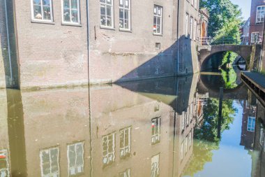 Eski evleri ve bir kanalda Den Bosch, Hollanda