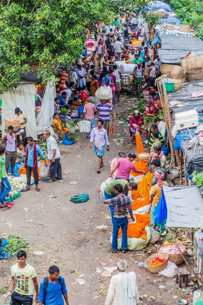 Kolkata, Hindistan - 31 Ekim 2016: İnsanlara Mullik Ghat çiçek pazarı Kolkata, Hindistan