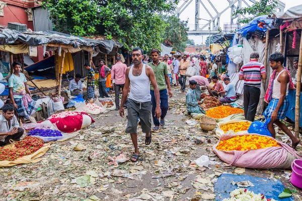 Kolkata, Hindistan - 31 Ekim 2016: Görünüm Mullik Ghat çiçek pazarı Kolkata, Hindistan