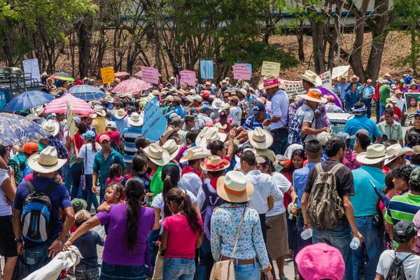 Copan Ruinas, Honduras - 12 Nisan 2016: Yerli halkın minery arkeolojik park Copan, Honduras yakınındaki karşı protesto
