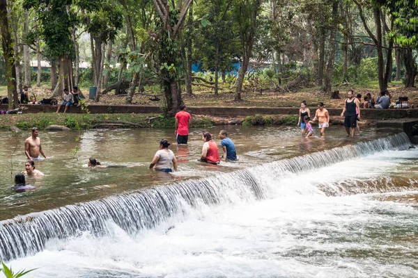 Pulhapanzak, Honduras - 18 Nisan 2016: İnsanlar bir nehir üzerinde Pulhapanzak şelale banyo.