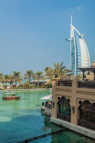 Dubai, Birleşik Arap Emirlikleri - 21 Ekim 2016: Görünüm, Burj al Arab Madinat Jumeirah Hotel'e içinde Dubai, İngiltere