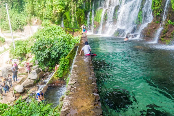 Lidé Juayua Salvador Duben 2016 Koupání Chorros Calera Nastavte Vodopádů — Stock fotografie