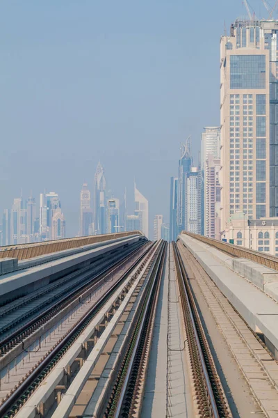 Parça yükseltilmiş bir streç Dubai metrosu, Birleşik Arap Emirlikleri