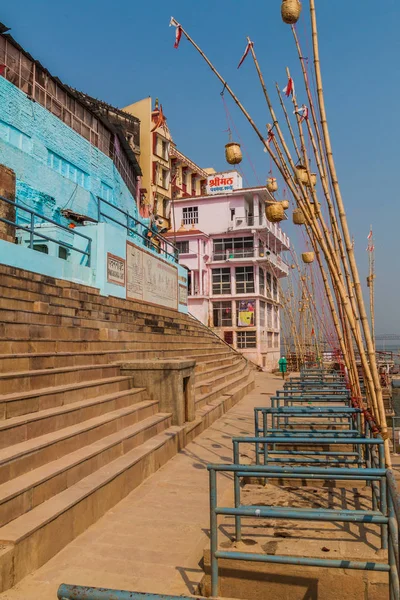 Varanasi India Oktober 2016 Lampen Manden Bamboe Palen Varanasi India — Stockfoto