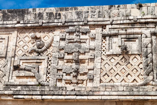 Rahibenin Quadrangle (Cuadrangulo de las Monjas) bina kompleksinde antik Maya şehir Uxmal, Meksika kalıntıları, ayrıntılı oymalar