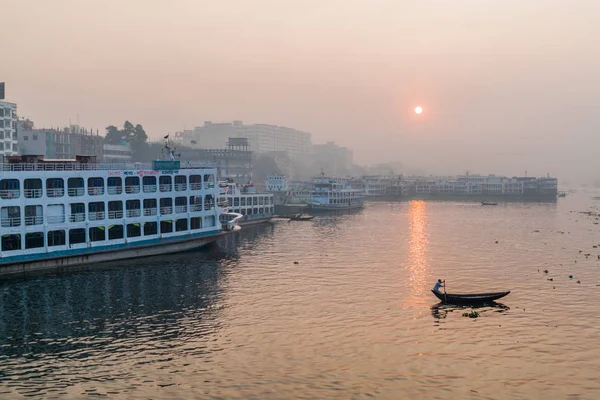 Dakka, Bangladeş - 20 Kasım 2016: Sabah puslu görünümü teknelerin Buriganga River dakka, Bangladeş