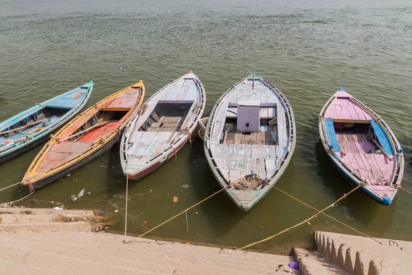 Small Boats Ghats Riverfront Steps Leading Banks River Ganges Varanasi — Stock Photo, Image