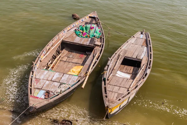インド バラナシのガンジス川で小型ボート — ストック写真
