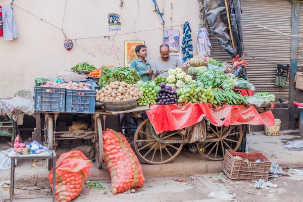 Delhi, Hindistan - 22 Ekim 2016: Sebze durak Delhi, Hindistan merkezinde.