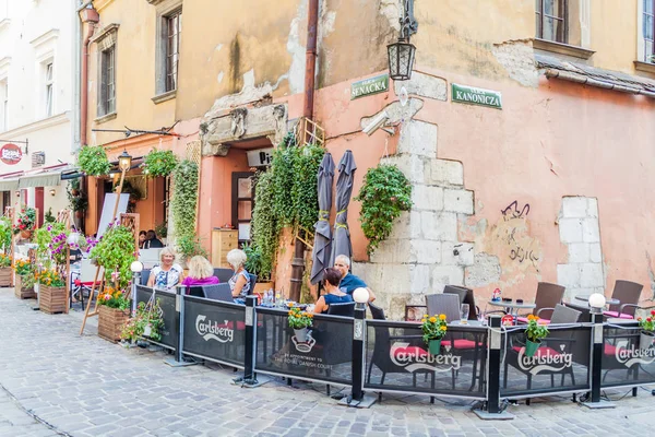 Krakow, Polonya - 3 Eylül 2016: Küçük opan hava kafe merkezi Krakow, Polonya