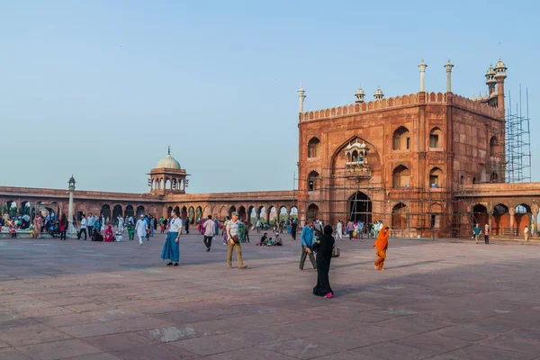 Delhi, Hindistan - 22 Ekim 2016: Courtyard Jama Mescidi Camii Delhi, Hindistan merkezinde.