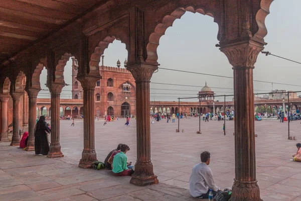 Індія Жовтня 2016 Люди Сидять Подвір Джама Масджид Мечеть Центрі — стокове фото