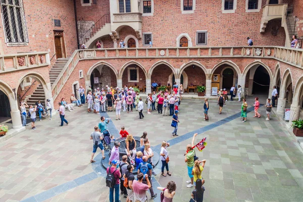 Krakow, Polonya - 3 Eylül 2016: Krakow Jagellonian üniversitede Collegium Maius (büyük kolej) avlusunda insanlar ziyaret.