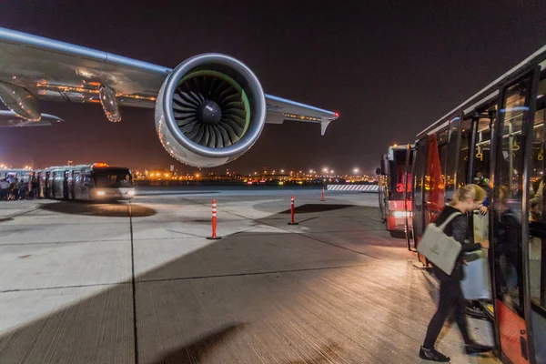 Dubai Förenade Arabemiraten Oktober 2016 Passagerare Lämnar Airbus A380 Emirates — Stockfoto