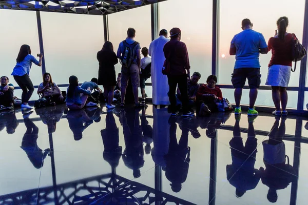 Dubai, Birleşik Arap Emirlikleri - 21 Ekim 2016: Gözlem güverte Burj Dubai gökdelen, Birleşik Arap Emirlikleri, insanlar
