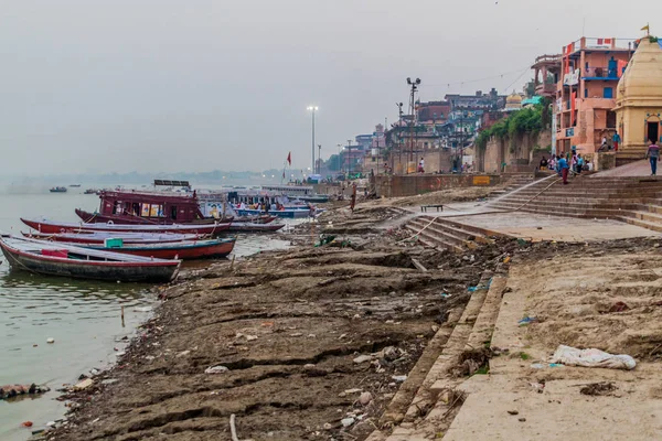 Varanasi, Hindistan - 25 Ekim 2016: Varanasi, Hindistan'da Ganj Nehri'nin kutsal Ghat (riverfront adım) görünümünü