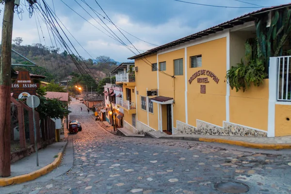 Copan Ruinas, Honduras - 11 Nisan 2016: Arnavut kaldırımlı sokakları Copan Ruinas Köyü.