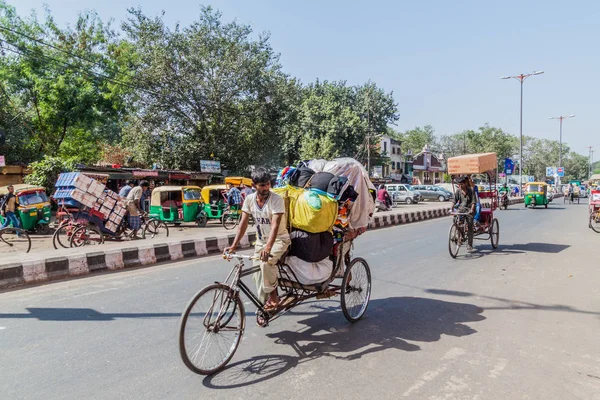 Delhi, Hindistan - 22 Ekim 2016: Sokak trafik Merkezi Delhi, Hindistan.