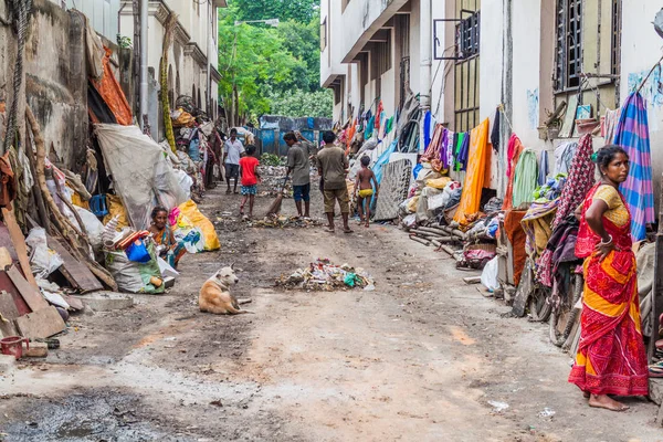Kolkata, Hindistan - 31 Ekim 2016: Kolkata, Hindistan Kalighat temple yakınındaki kirli sokak.