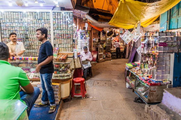Varanasi India Ottobre 2016 Veduta Uno Stretto Vicolo Con Bancarelle — Foto Stock