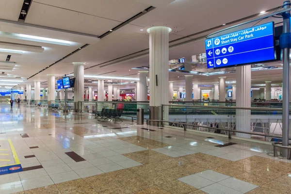 Dubai, Birleşik Arap Emirlikleri - 21 Ekim 2016: İç Terminal 3, Dubai airport, Birleşik Arap Emirlikleri