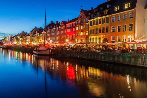 Akşam panorama Nyhavn bölge mimari eski şehir Kopenhag, Danimarka