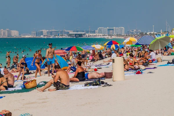 Dubai, Birleşik Arap Emirlikleri - 21 Ekim 2016: Marina Beach, Dubai, Arap Emirlikleri, insanlar