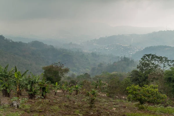 Yojoa lake, Honduras yakınındaki bir manzara görünümünü