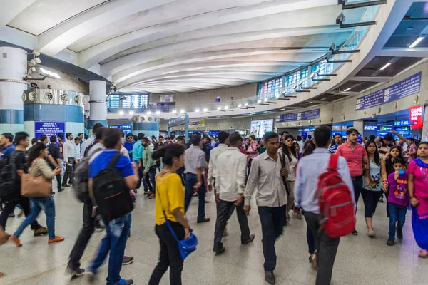 Delhi India Octubre 2016 Commuters Rajiv Chowk Metro Station Center — Foto de Stock