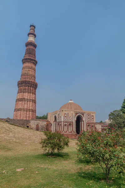 Qutub Minar minaresi ve Alai Darwaza (Alai kapısı), Delhi, Hindistan.
