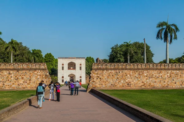 Delhi, Hindistan - 24 Ekim 2016: Turist girişinde Hümayun mezar Delhi, Hindistan.