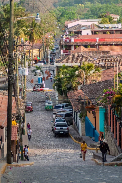 Copan Ruinas, Honduras - 12 Nisan 2016: Arnavut kaldırımlı sokakları Copan Ruinas Köyü.