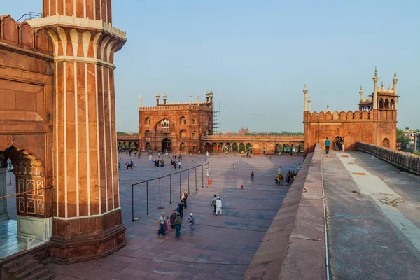 Delhi, Hindistan - 22 Ekim 2016: Courtyard Jama Mescidi Camii Delhi, Hindistan merkezinde.