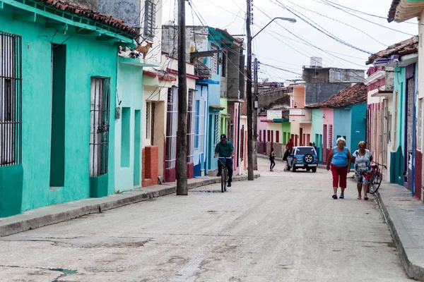 Sancti Spiritus, Küba - 7 Şubat 2016: Sancti Spiritus, Küba'da renkli evler yoIda
